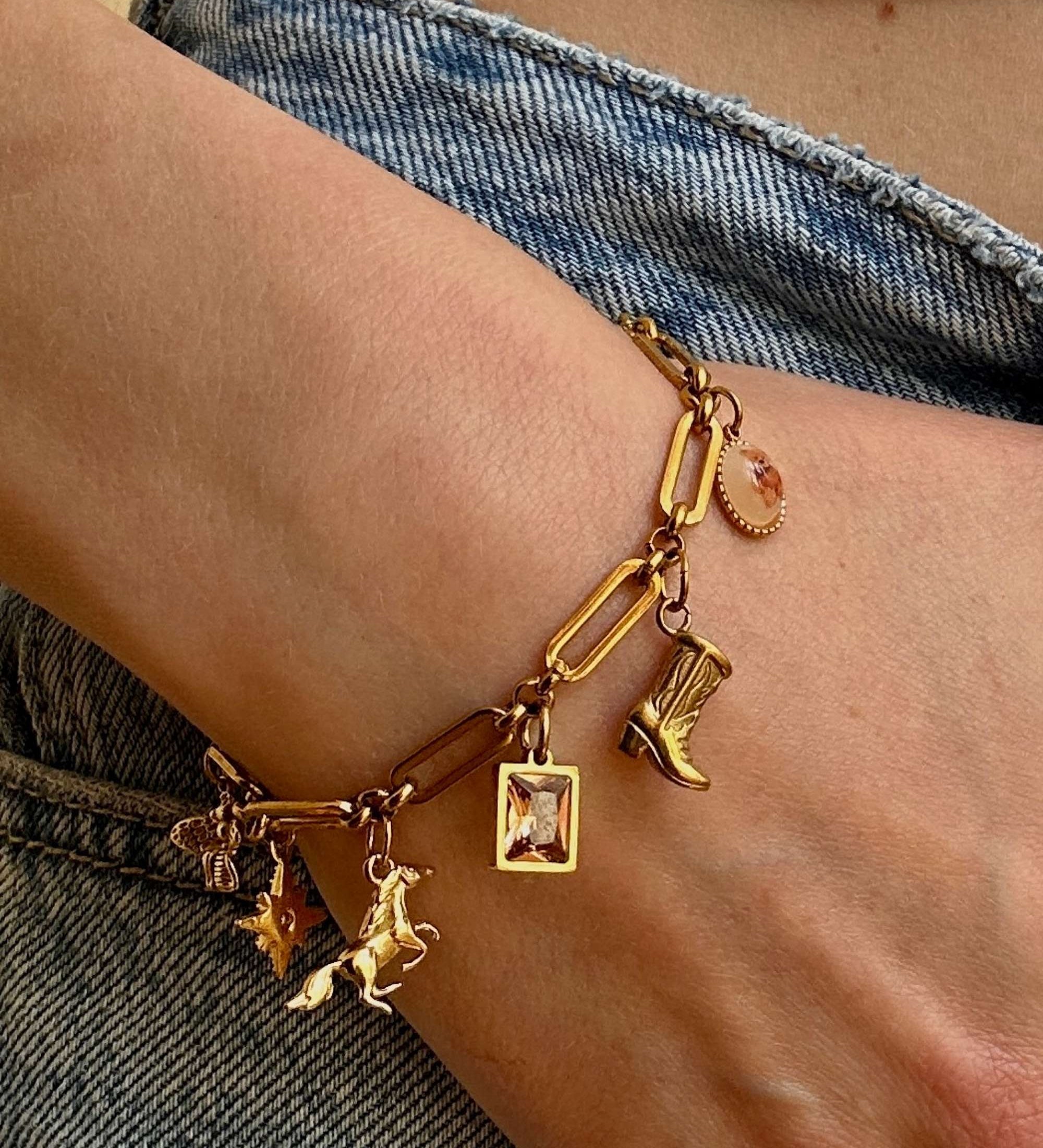 Romantisches Jolene West  Cowgirl Charm Armband mit Pferd, Stiefel, Hufeisen und Vintage Details. Western Flair und Zirkonia.