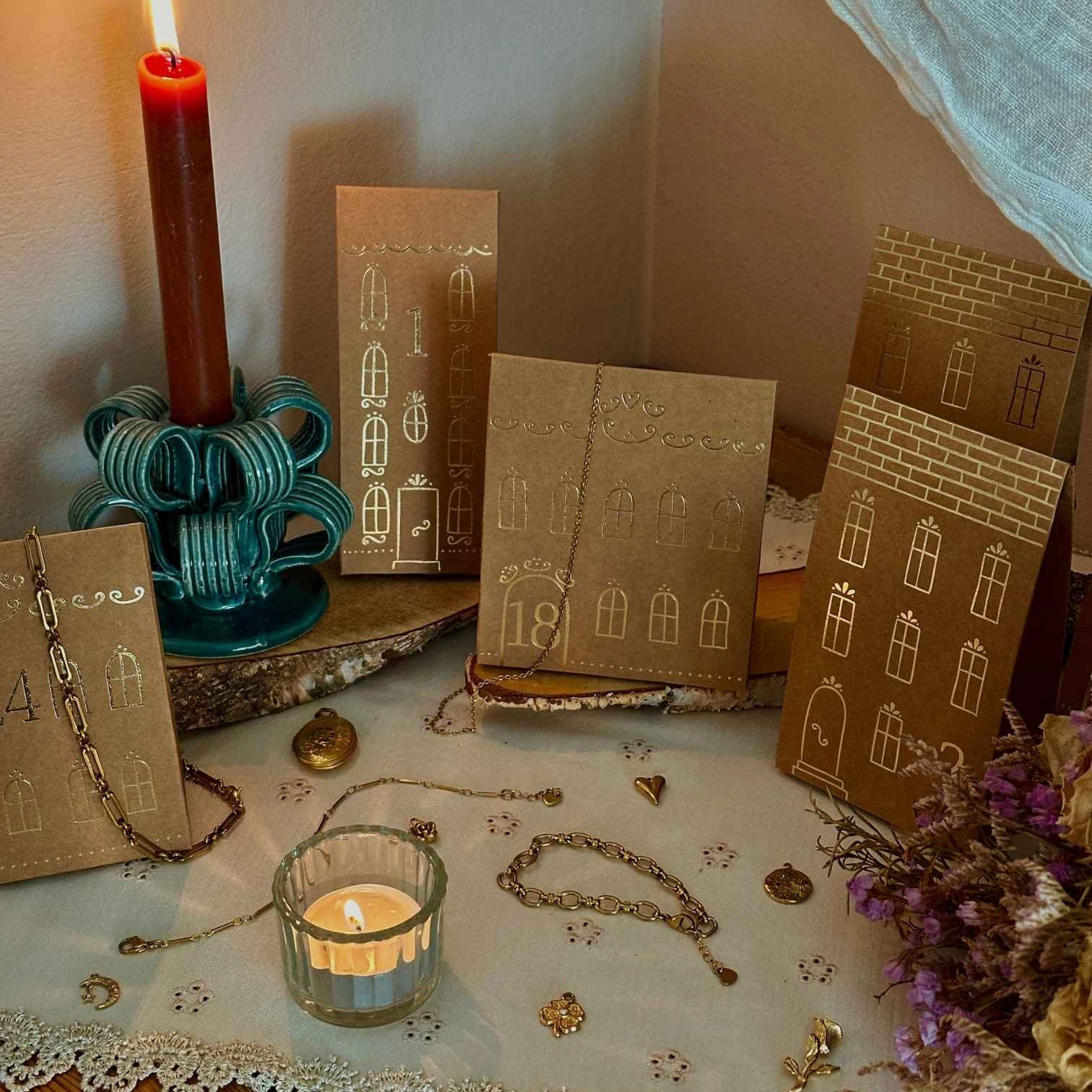 Meadory Adventskalender 2026 Cottage Häuser mit Halsketten, Armbändern, Charm Mix, Schmuckzangen