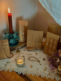 Meadory Adventskalender 2026 Cottage Häuser mit Halsketten, Armbändern, Charm Mix, Schmuckzangen