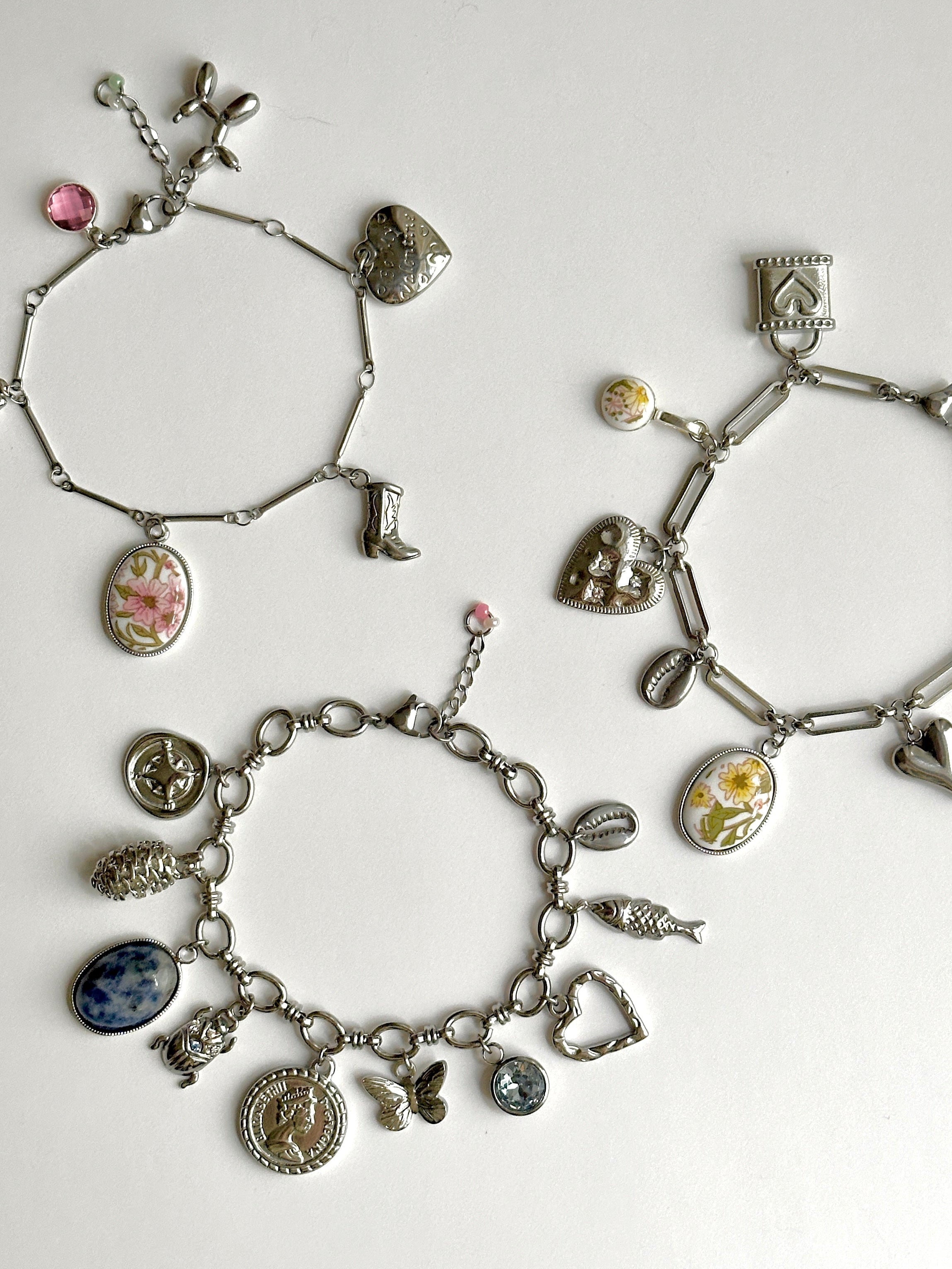 Kreiere dein eigenes Silber Charm Armband mit individuellen Anhängern. Personalisierter Schmuck aus Edelstahl.