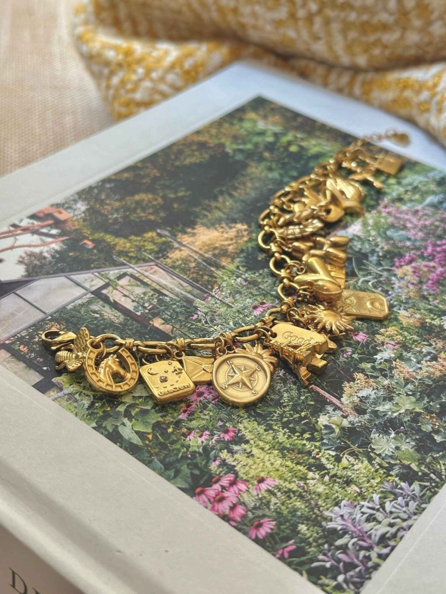 Golden Glamour Charm Armband - Meadory