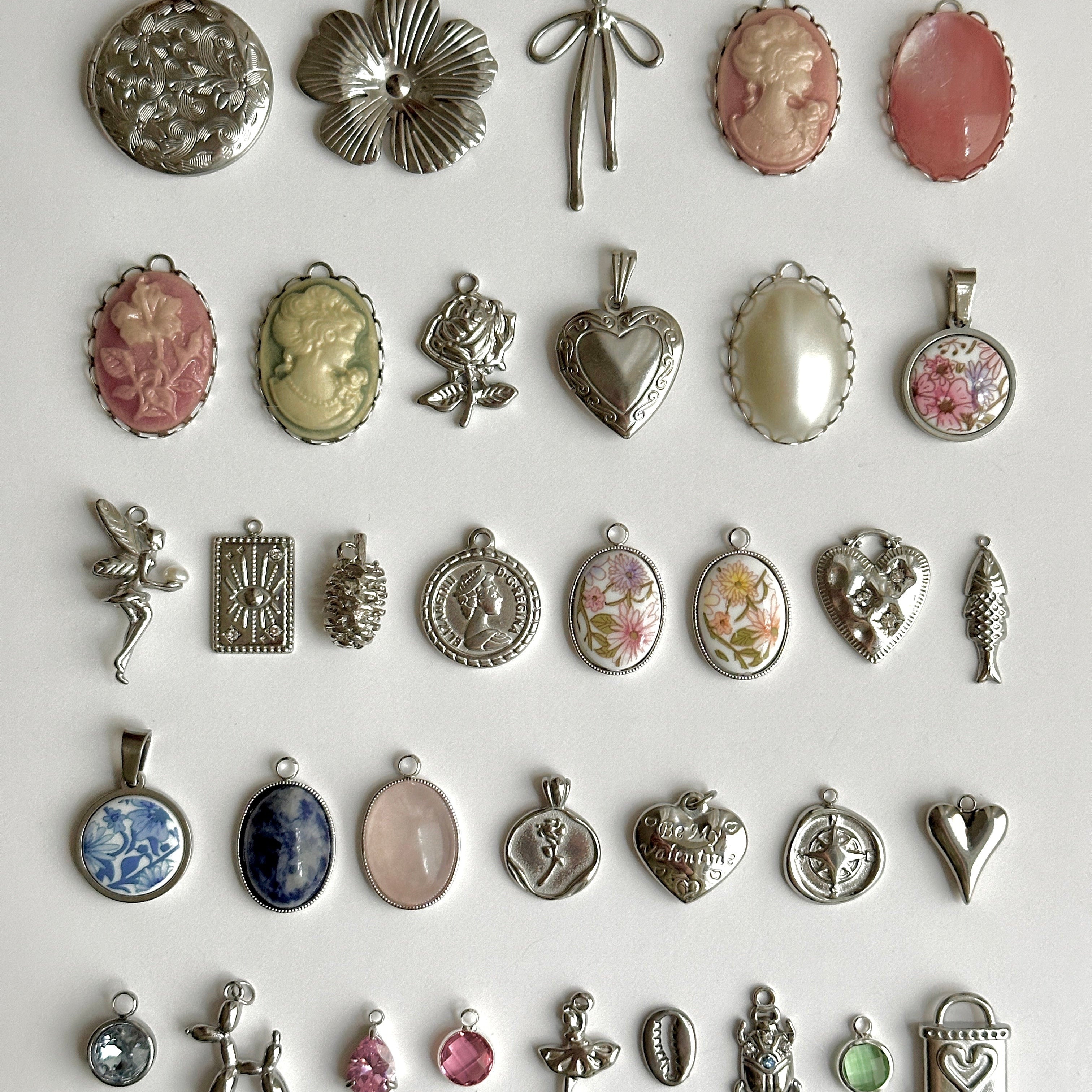 Silver Charm Soup. Silberfarbene Charms im romantischen Vintage Stil für individuelle Schmuckstücke und kreative DIY Projekte