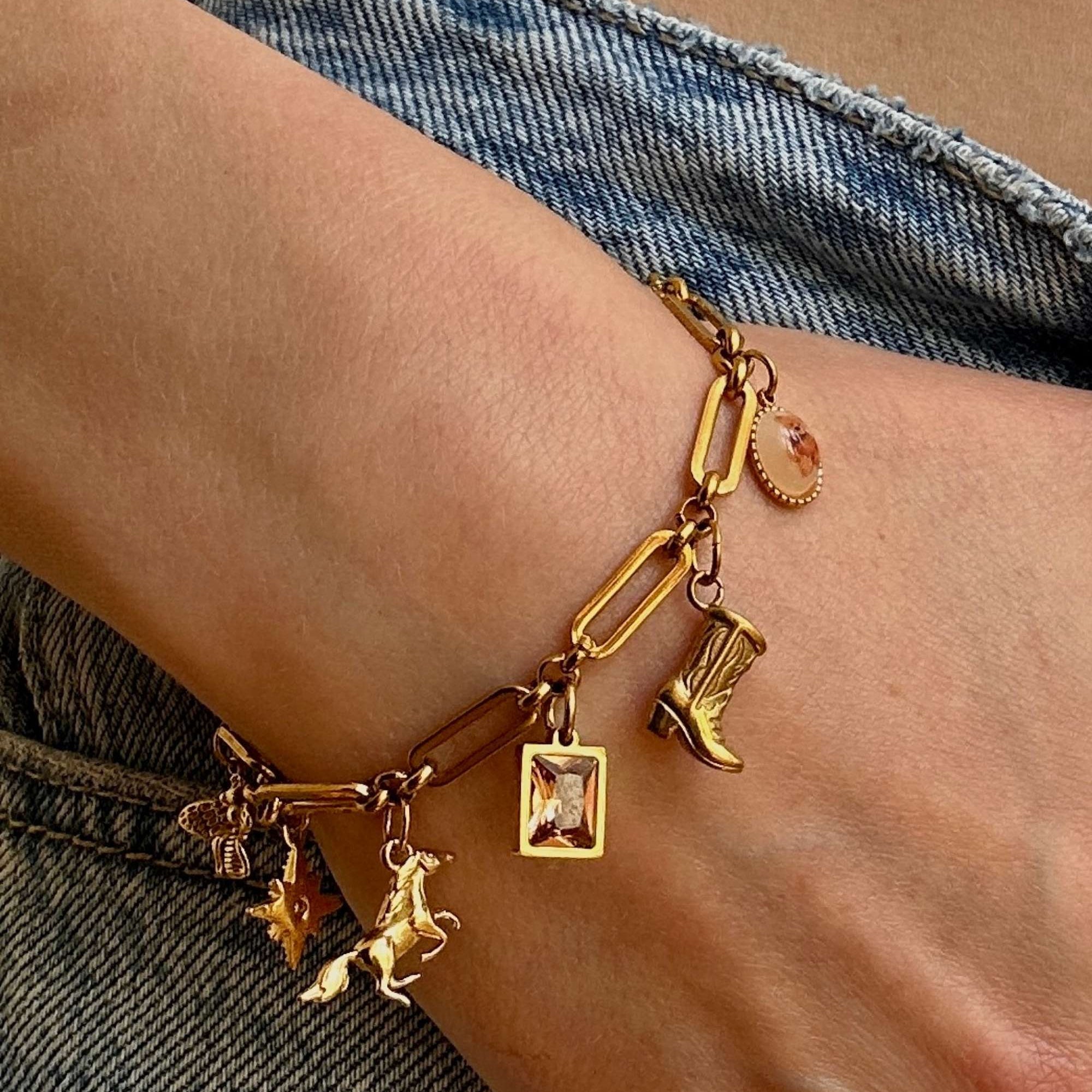 Romantisches Jolene West  Cowgirl Charm Armband mit Pferd, Stiefel, Hufeisen und Vintage Details. Western Flair und Zirkonia.