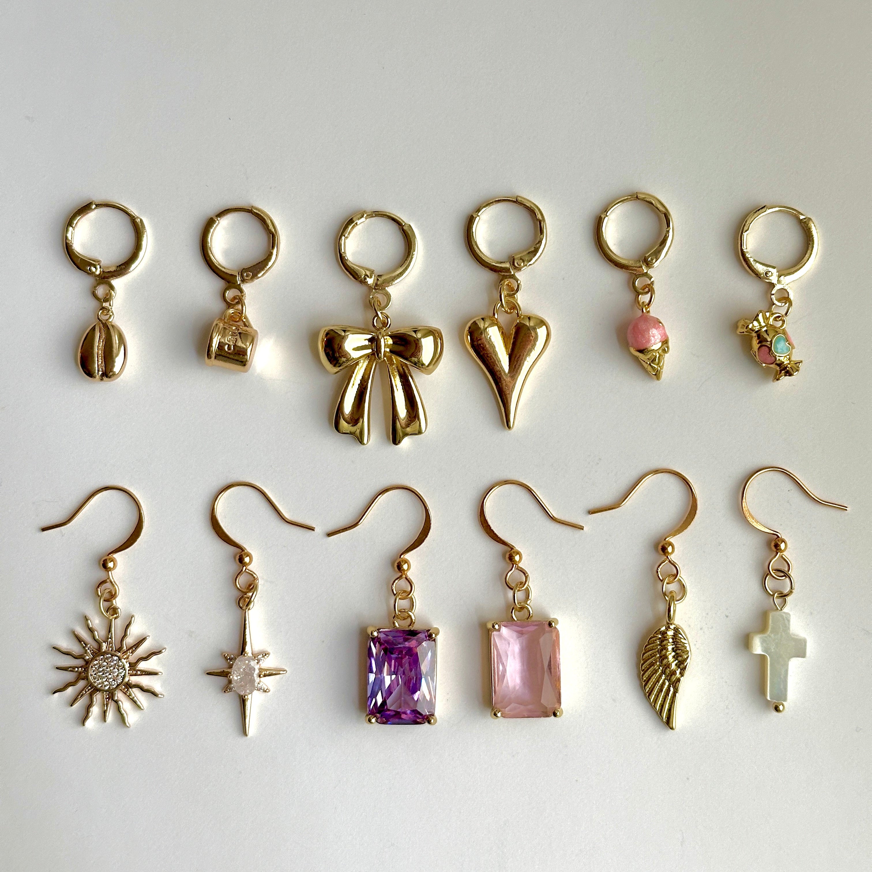 Gestalte deine eigenen Gold Ohrringe mit Charms und Buchstaben. Individueller Schmuck aus vergoldetem Edelstahl.