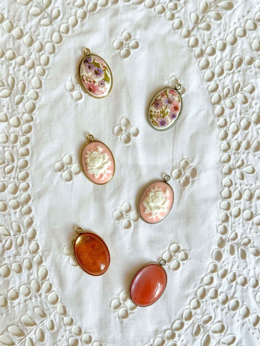 Vintage Weiße Blume Charm - Meadory
